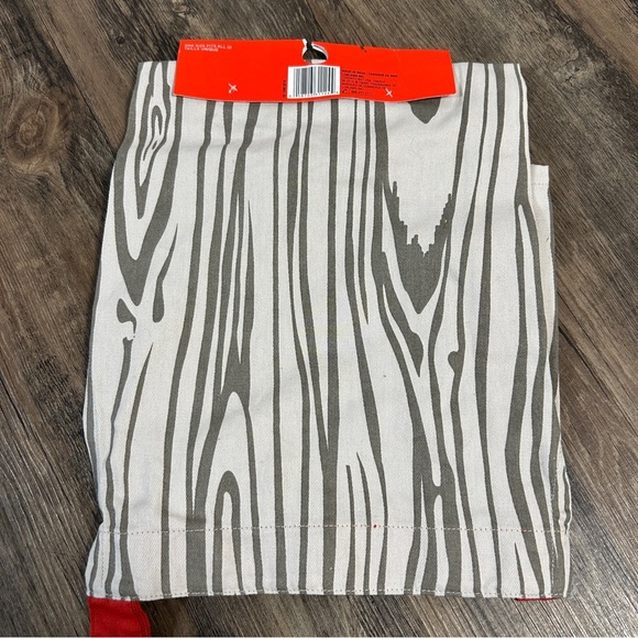 Canadian Maple Leaf BBQ Apron - Red and White - Picture 3 of 3